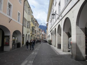 イタリアに行ったことのある人だったら「懐かしい」と思える光景かも。